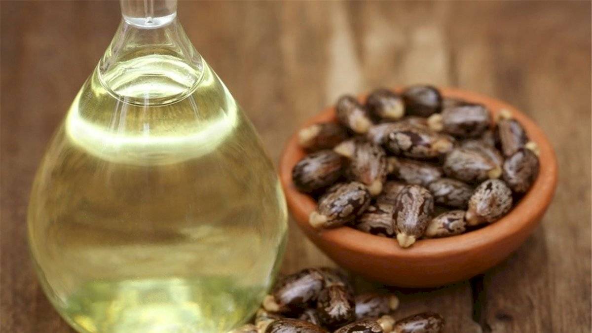 El aceite de ricino es ideal para alargar tus pestañas