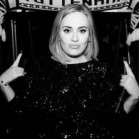 Adele como nunca la has visto: baggy pants y top negro estilo corsé
