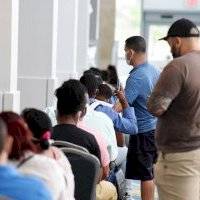 Solicitudes de desempleo bajan levemente en Estados Unidos