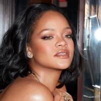 Rihanna deja muy poco a la imaginación al lucir atrevida pose en su nueva lencería amarilla