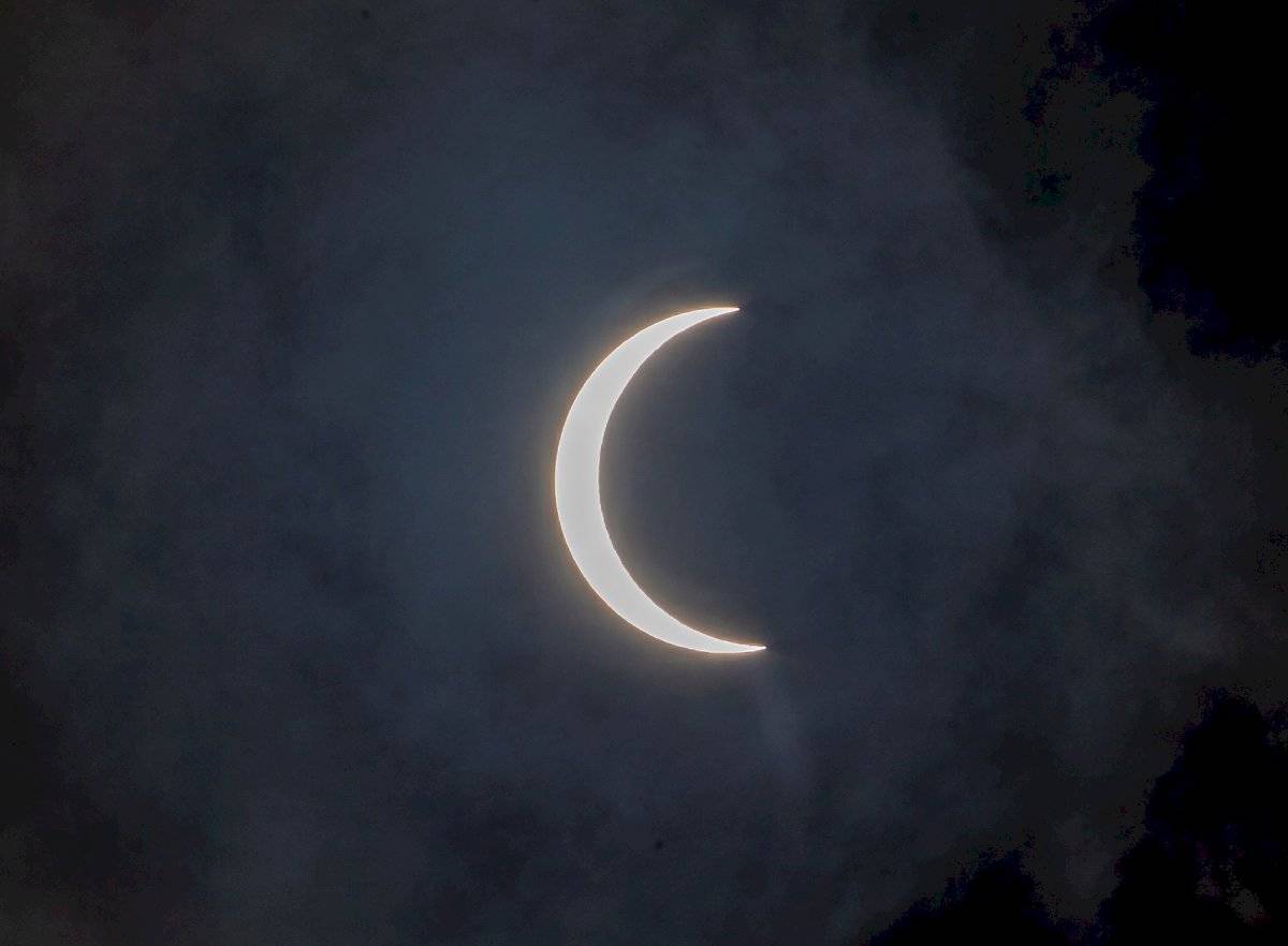 Vista de un eclipse solar anular parcial en el cielo nublado en Katmandú, Nepal