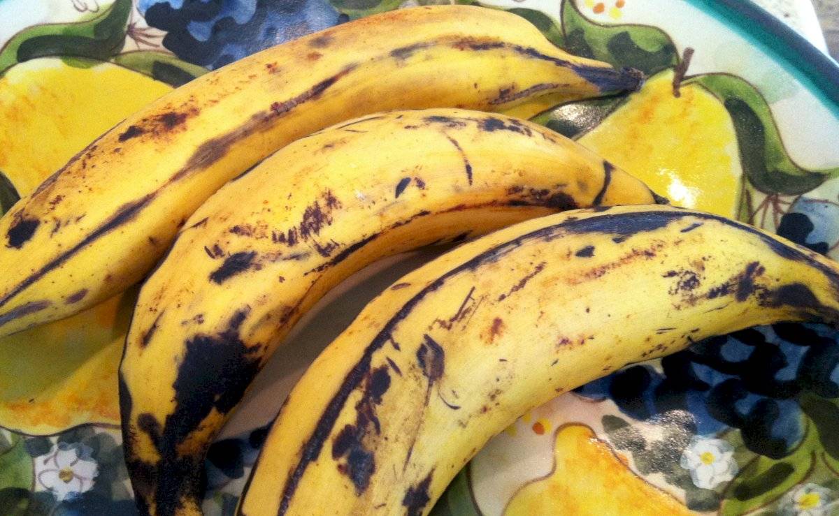 El plátano contiene minerales y proteínas que favorecen el crecimiento del cabello