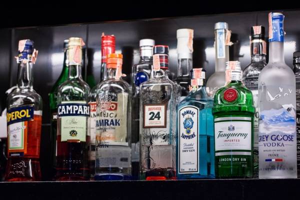 Bencineras se quedarían sin vender "copete": avanza reforma a Ley de Alcoholes