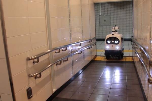 Tokio prueba un robot de desinfección para combatir la propagación del covid