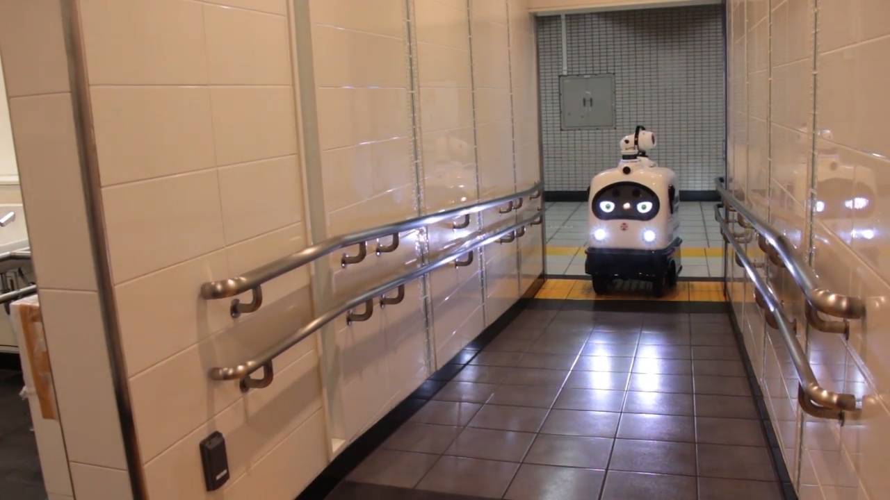 Tokio prueba un robot de desinfección para combatir la propagación del covid