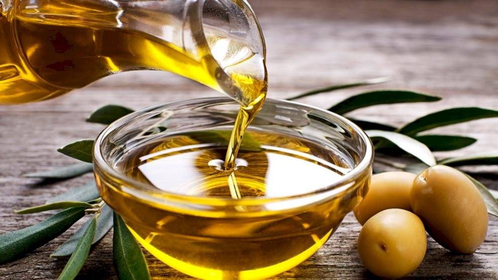 El aceite de oliva ayuda a hidratar el cabello y previene la caspa