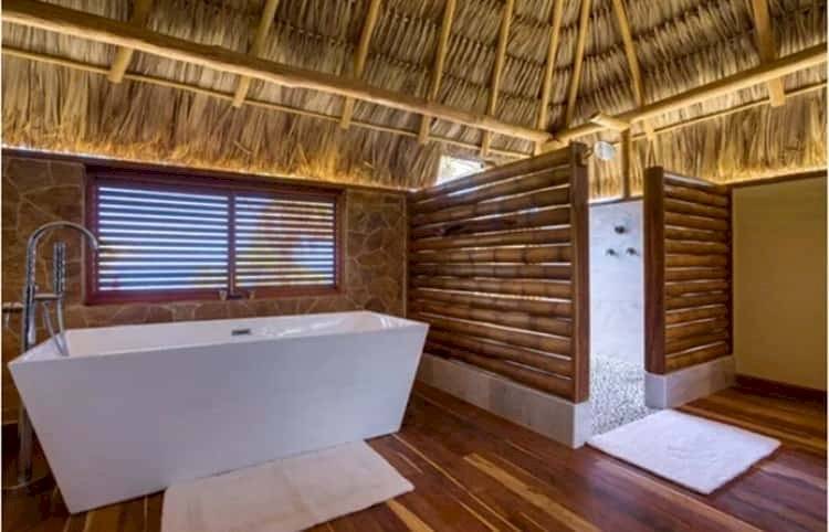 Los baños están decorados en madera y cuentan con una elegante tina