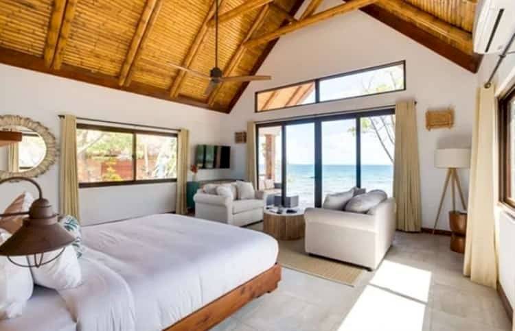 Las habitaciones cuentan con una cama matrimonial y una estancia con vista al mar