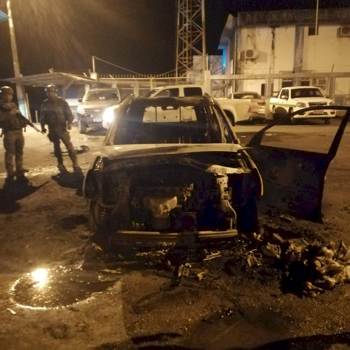 VIDEO: Sujetos agreden a policías e incendian patrullero en Esmeraldas