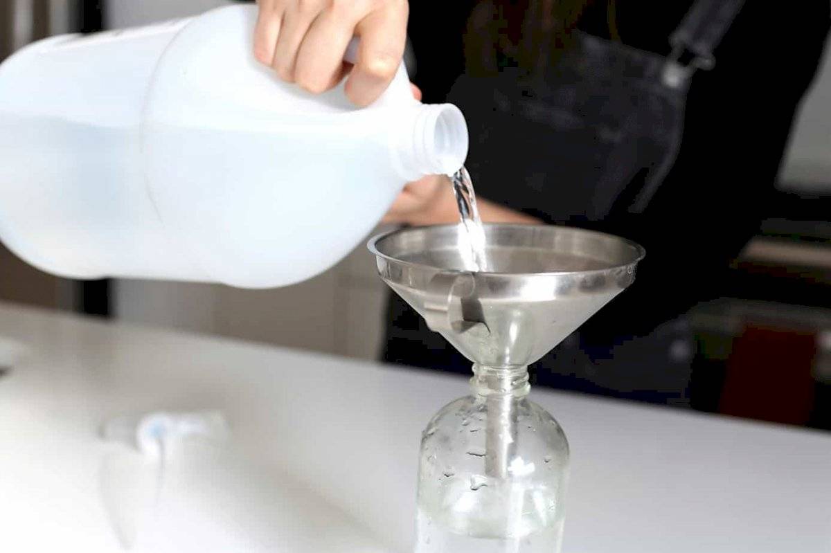 El vinagre blanco es uno de los remedios caseros más efectivos para combatir la caspa