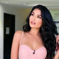 Kristal Silva impacta sin maquillaje y usando un mini top deportivo para hacer ejercicio