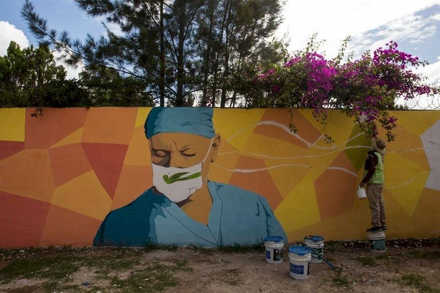 Muralista guatemalteco le rinde un homenaje a los héroes que luchan contra la pandemia