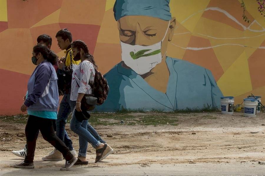 Muralista guatemalteco le rinde un homenaje a los héroes que luchan contra la pandemia