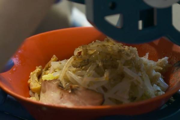 Presentan una sopa de fideos con hielo para combatir el calor en Japón