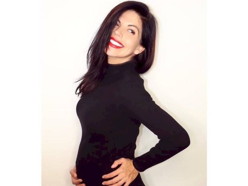 África Zavala posando su pancita para las cámaras