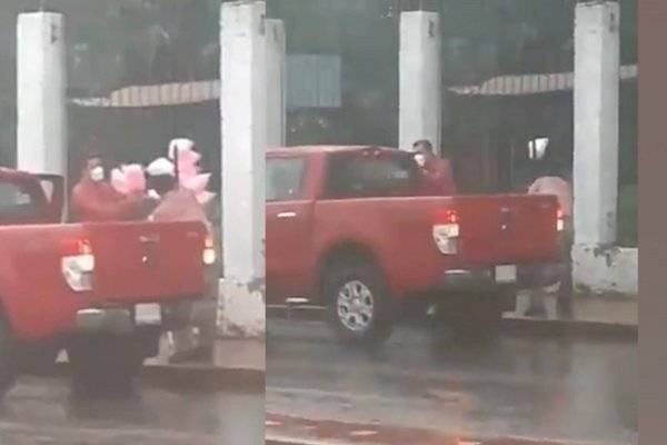 Joven ayuda a vendedor comprándo todos sus algodones de azúcar