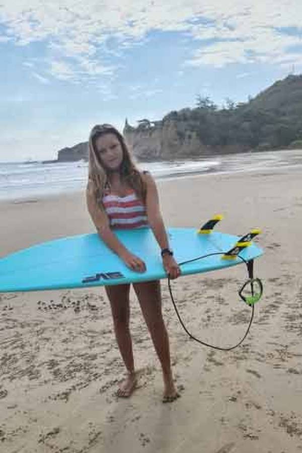 Mia-Barrera-surfista