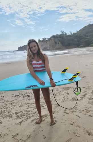 Mia-Barrera-surfista