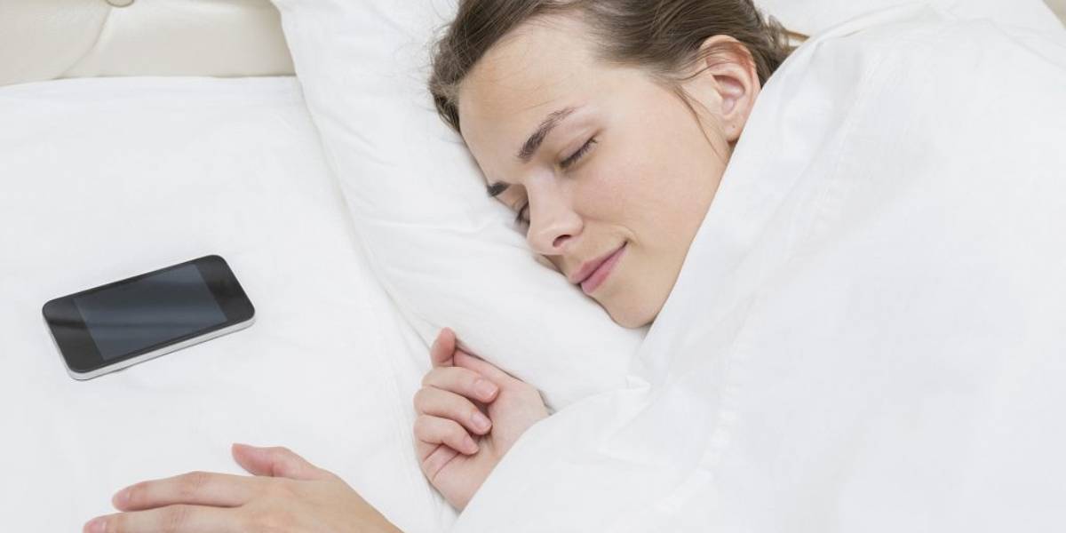 ¿Es peligroso para tu salud dormir con el celular bajo la almohada? Esto dice la ciencia