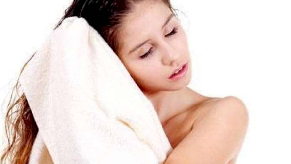 Frotarse el cabello con una toalla puede tornarlo más quebradizo
