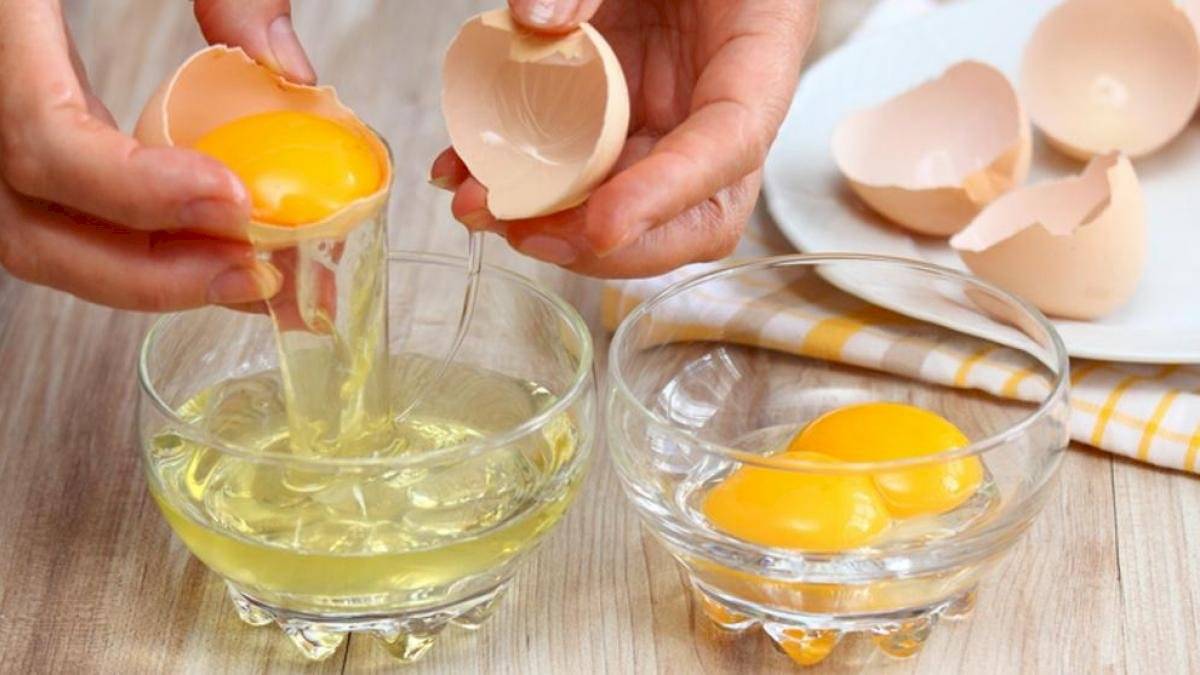 Con dos claras de huevo puedes hacer una mascarilla muy eficaz para el crecimiento de tu cabello