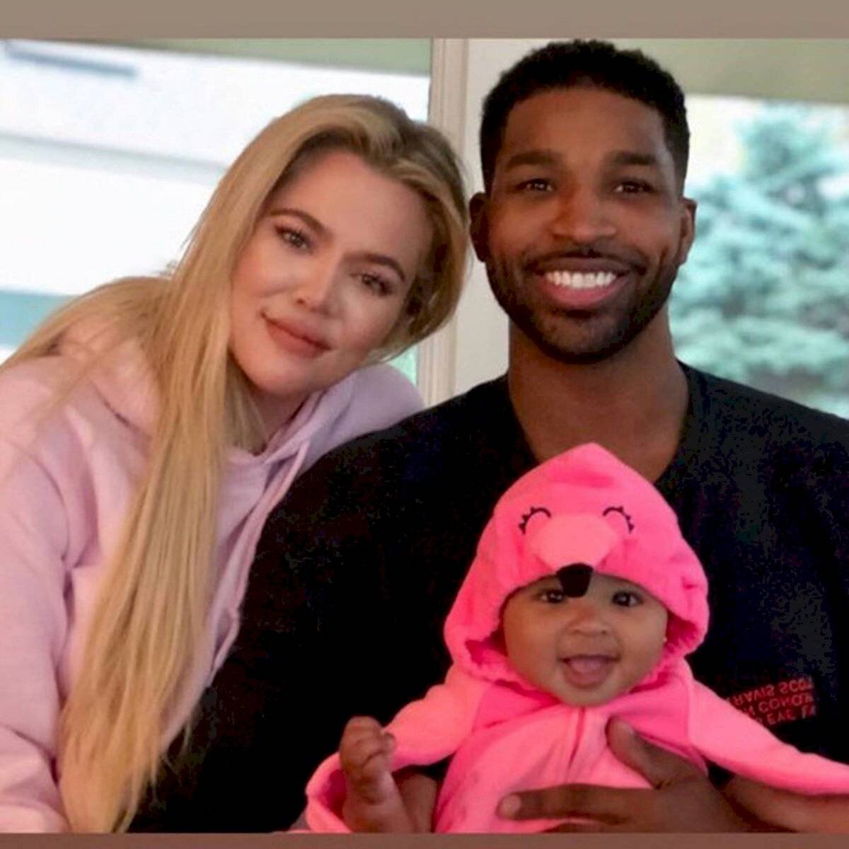 Tristán Thompson y Khloé Kardashian junto a su hija True más pequeña