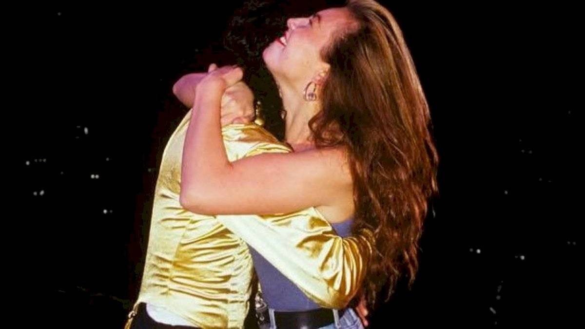 Thalía burló las medidas de seguridad para abrazar a su ídolo.