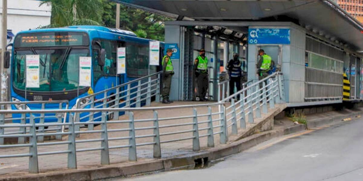 Grabaron un video porno en el transporte público — Escándalo en Colombia Grabaron un video porno en el transporte público — Escándalo en Colombia