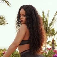 Rihanna infarta con un vestido de cuero y tacones estilo gladiador