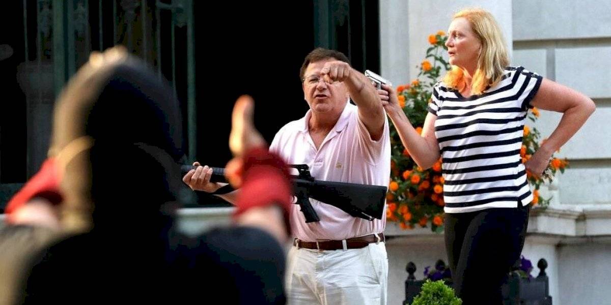 Pareja blanca apunta con rifle y pistola a manifestantes en San Luis