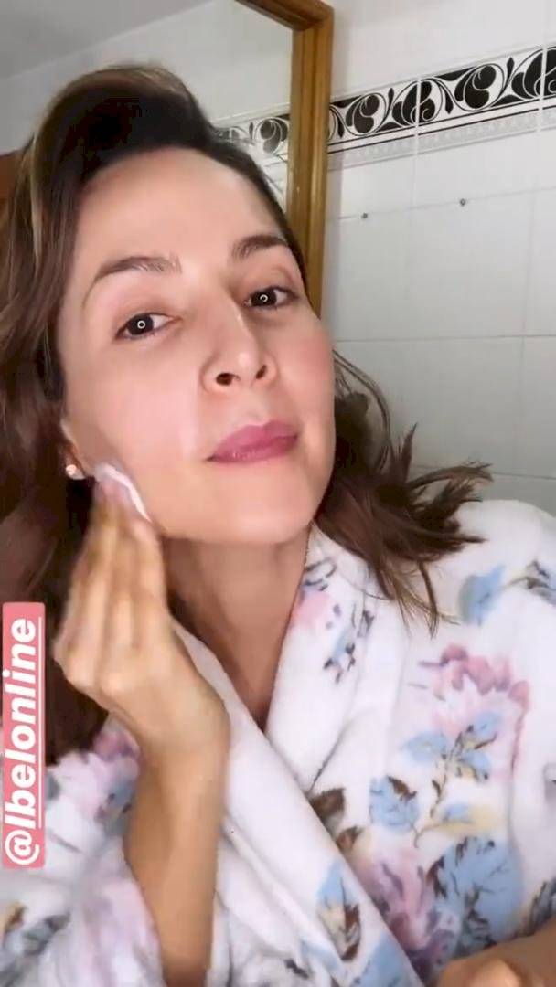 Carmen Villalobos shows his beauty, without a drop of makeup while giving advice to his fans