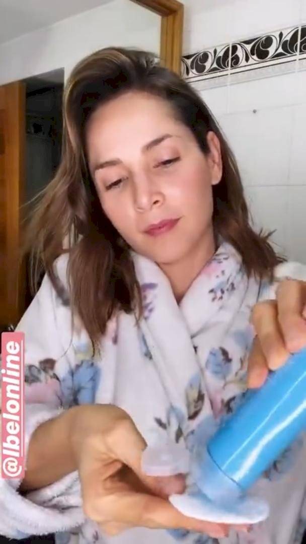 Carmen Villalobos shows his beauty, without a drop of makeup while giving advice to his fans