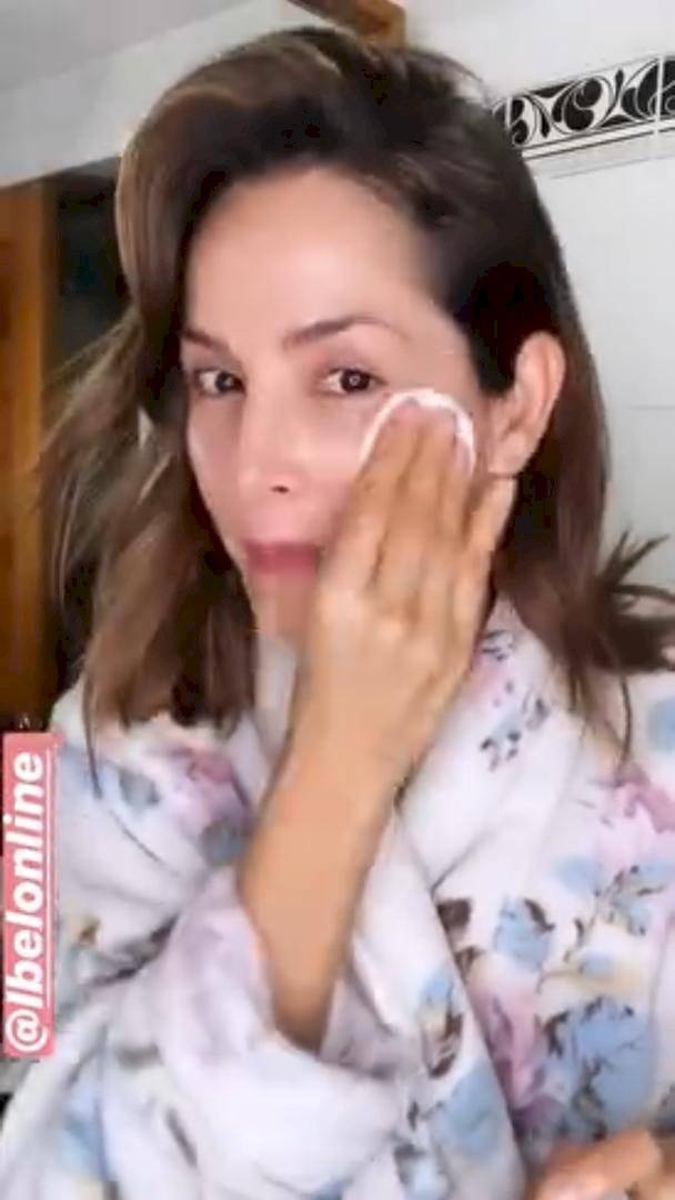 Carmen Villalobos shows his beauty, without a drop of makeup while giving advice to his fans