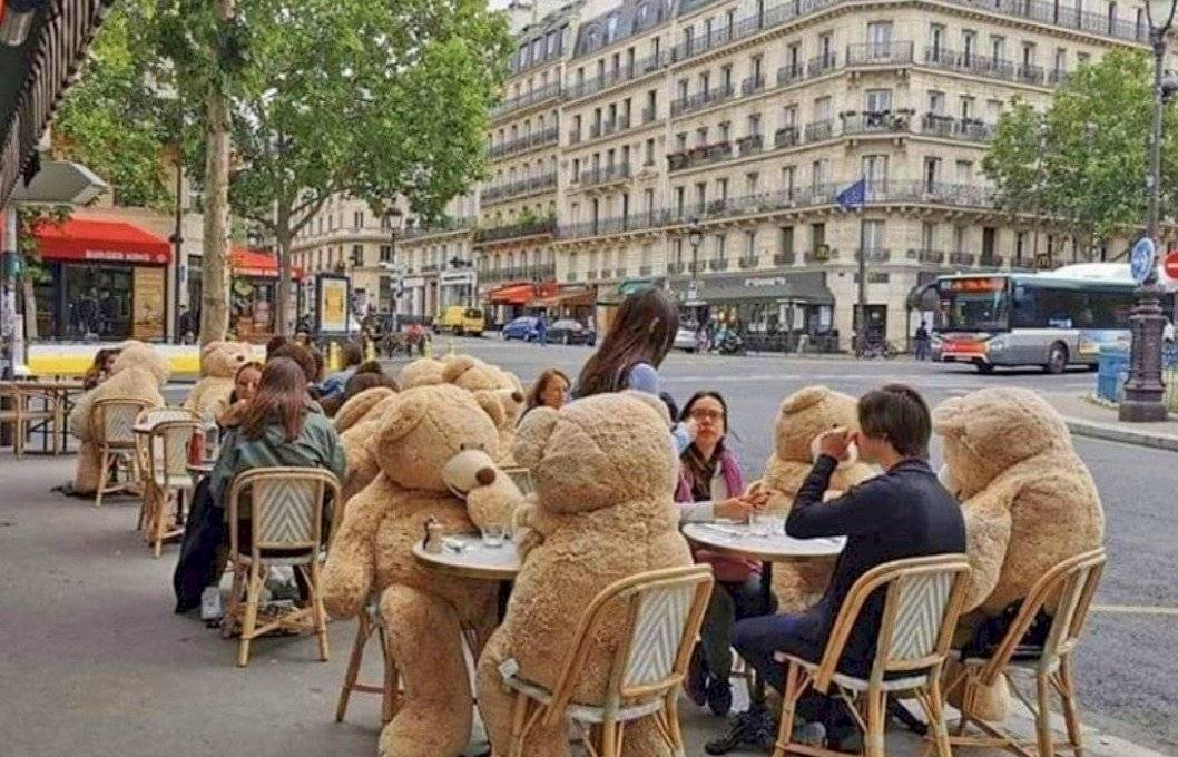 Usan osos de peluche para mantener distancia social en locales de Paris