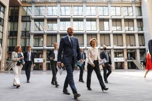 https://www.publimetro.com.mx/mx/noticias/2020/07/02/ue-von-der-leyen-y-michel-prepararan-con-merkel-en-una-mini-cumbre-la-negociacion-a-27-del-plan-de-recuperacion.html