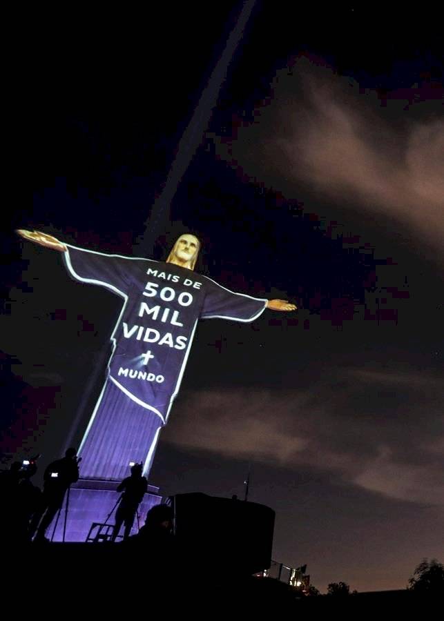 El Cristo Redentor vuelve a rendir homenaje a las víctimas del coronavirus