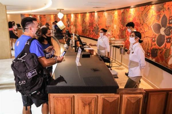 Las playas de Acapulco reabren tras tres meses en cuarentena
