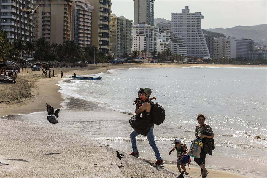 Las playas de Acapulco reabren tras tres meses en cuarentena