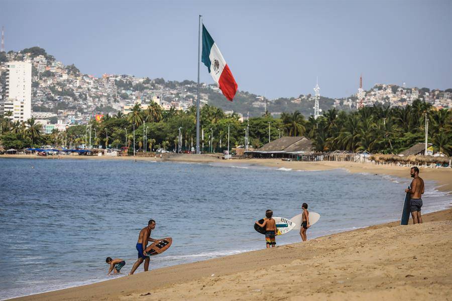 Las playas de Acapulco reabren tras tres meses en cuarentena