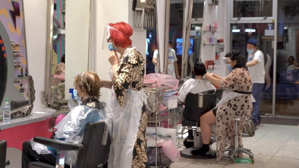 Peluquería abre a media noche para los primeros clientes tras el confinamiento
