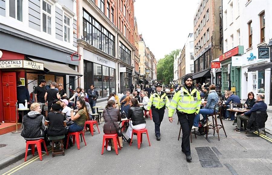 El Reino Unido impulsa la economía con la reapertura de pubs y restaurantes