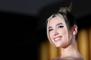Dua Lipa exhibe su timidez con diminuto bikini negro