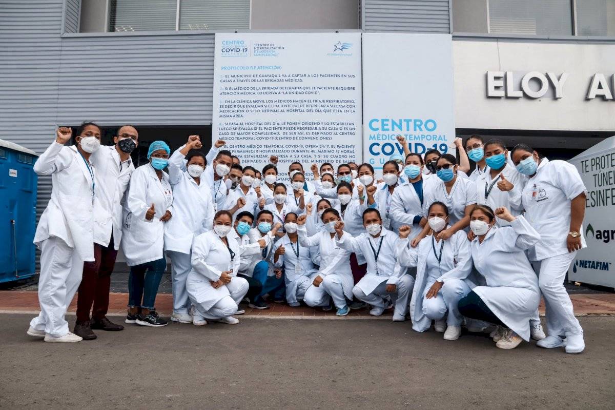 Personal médico del entro de cuidados intermedios para pacientes COVID-19