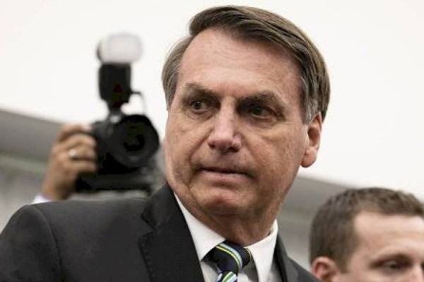 El bochornoso momento que vivió Bolsonaro: levantó en hombros a un enano pensando que era un niño