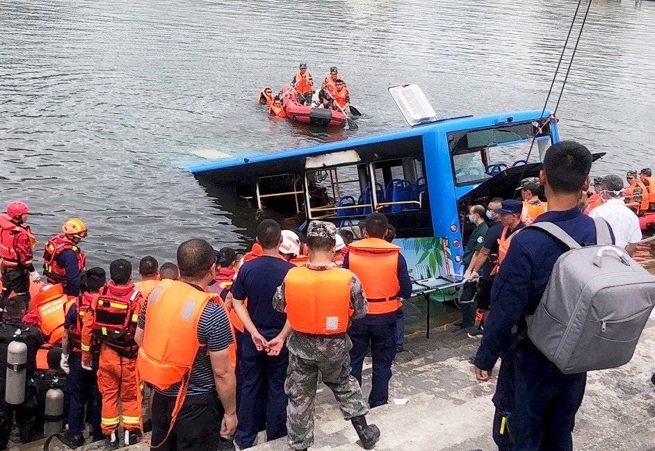 China.- Al menos 21 muertos tras caerse un autobús con estudiantes a un embalse