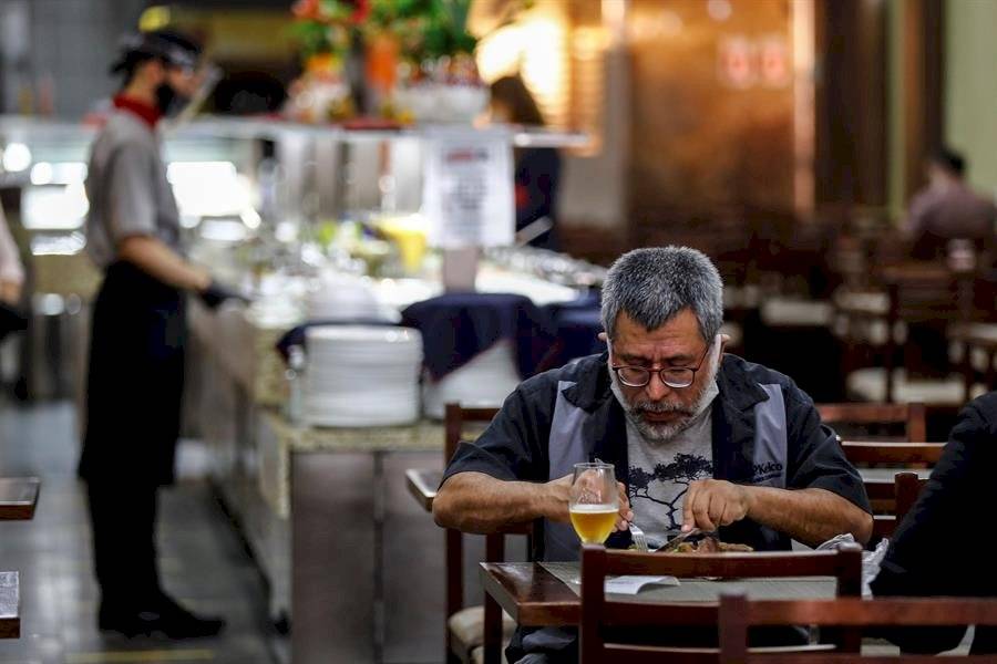 Sao Paulo, epicentro del Covid-19 en Brasil, reabre bares y centros de belleza