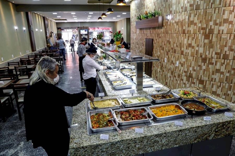 Sao Paulo, epicentro del Covid-19 en Brasil, reabre bares y centros de belleza