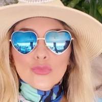 Aracely Arámbula cautiva con su belleza en un mini vestido negro bordado y con detalles en terciopelo