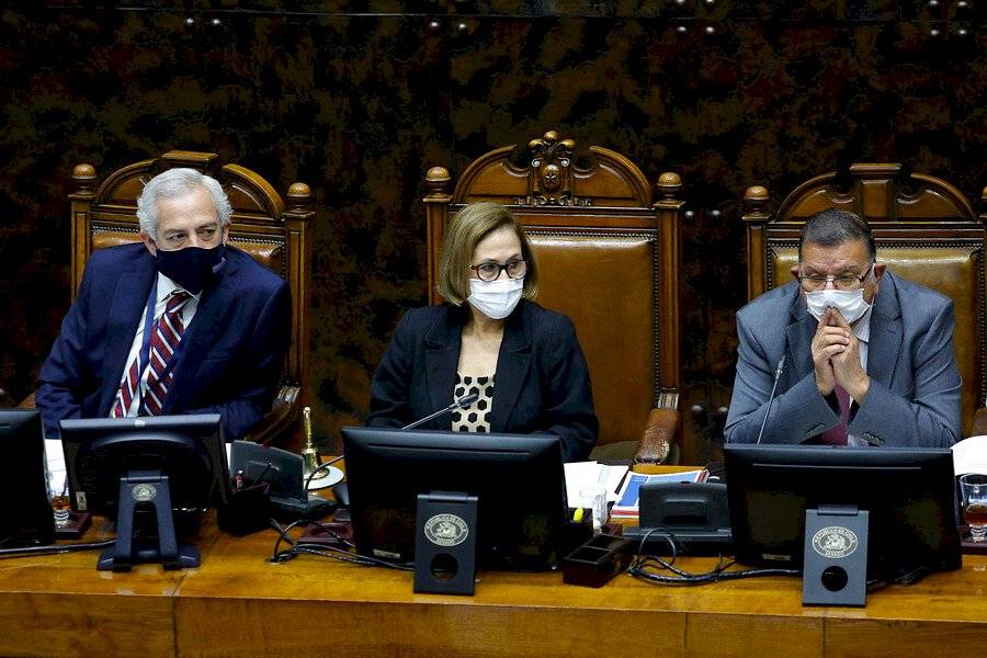 Raúl Guzmán junto a los senadores Adriana Muñoz y Rabindranath Quinteros / Foto: Aton Chile