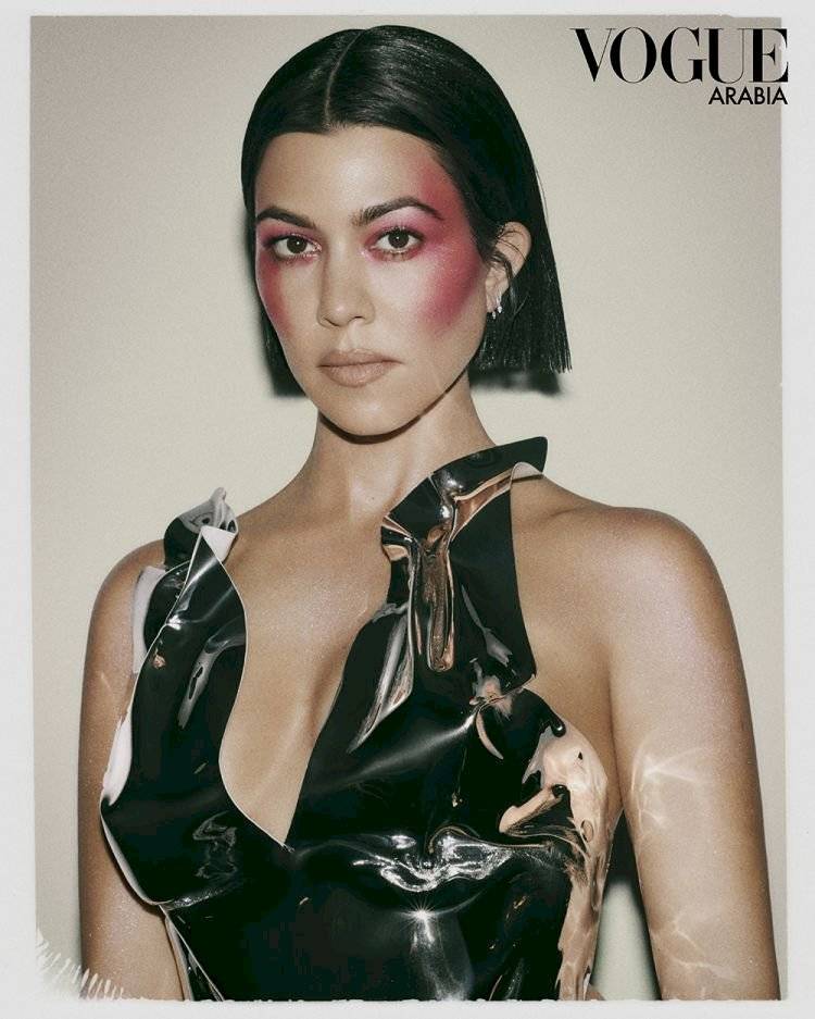 Kourtney Kardashian sorprende en Vogue con un look bob corto y vestido de malla en cristales